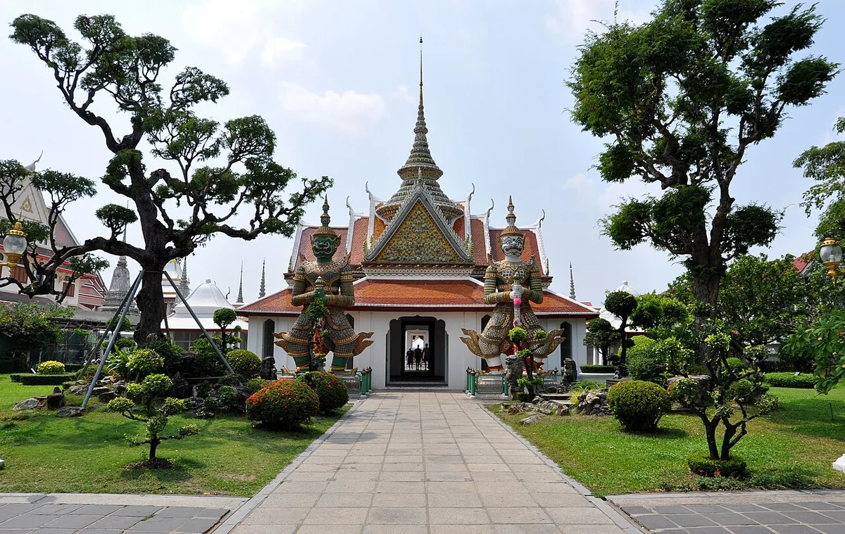 Wat Arun — Wikimedia Commons image