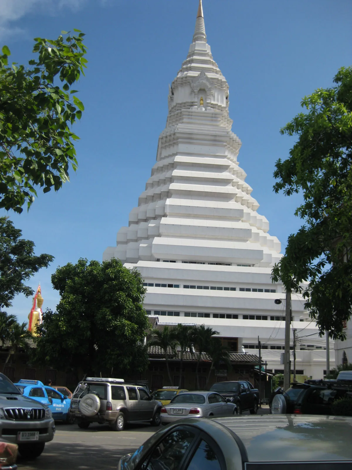 Wat Paknam Bhasicharoen — Wikimedia Commons image