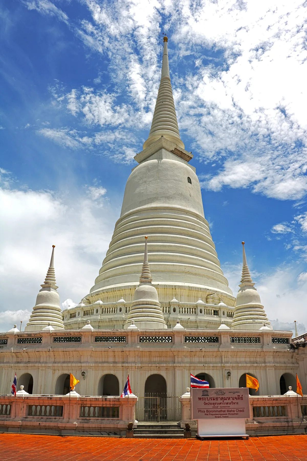 Wat Prayurawongsawat — Wikimedia Commons image