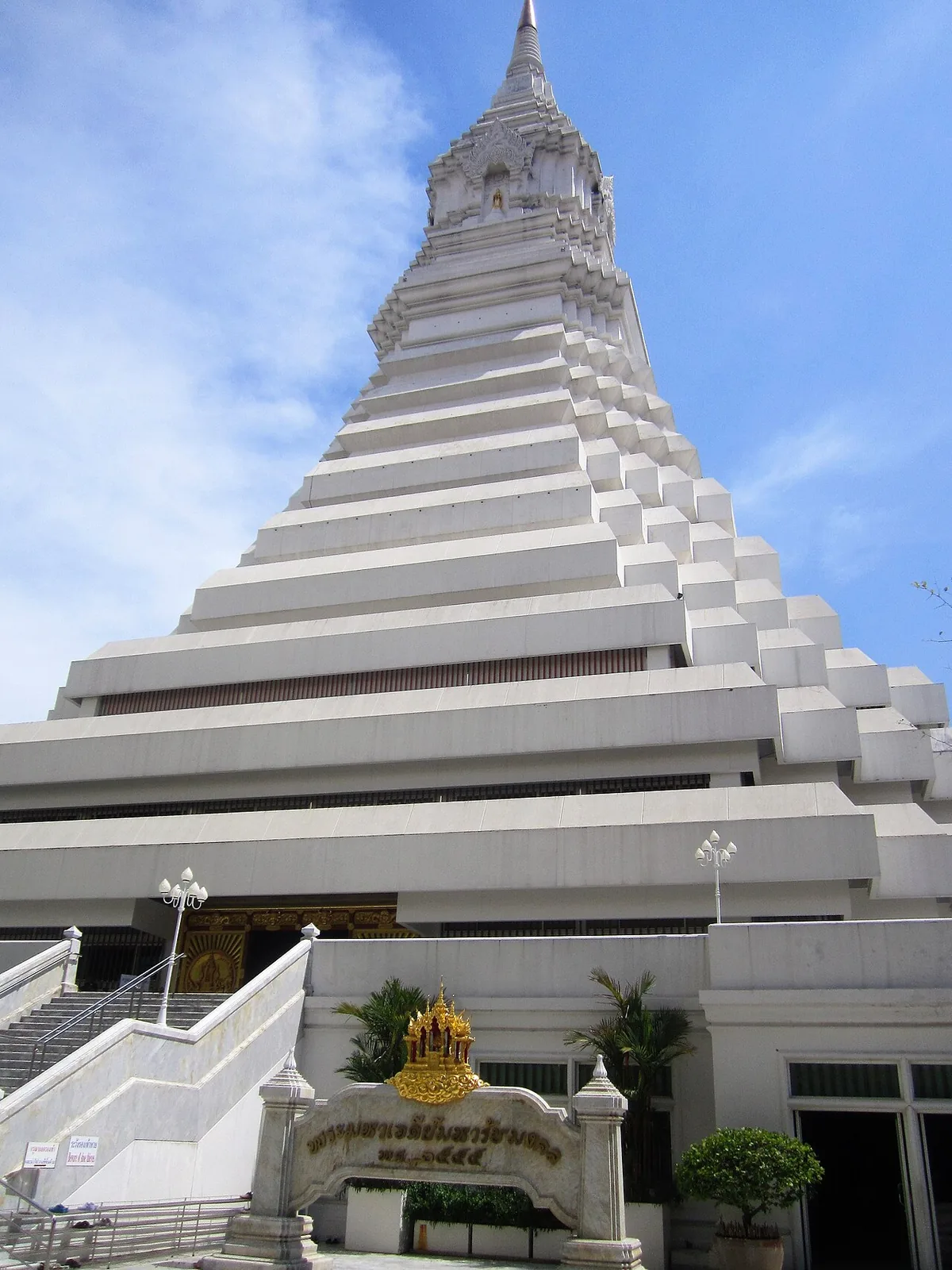 Wat Paknam Bhasicharoen — Wikimedia Commons image