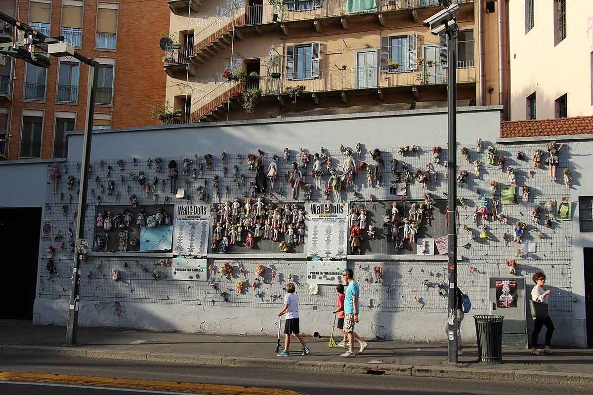 Wall of Dolls — Wikimedia Commons image