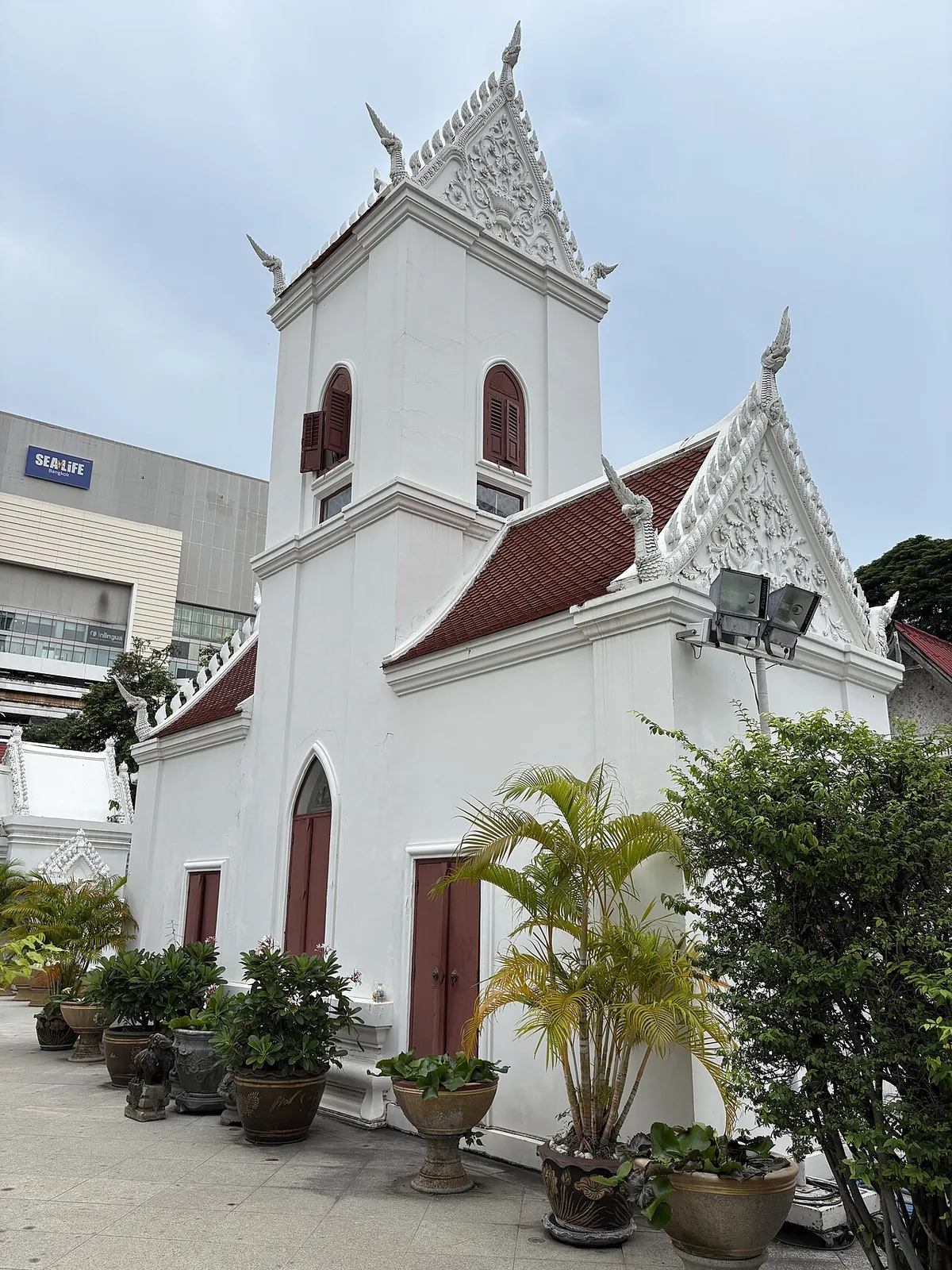 Wat Pathum Wanaram — Wikimedia Commons image