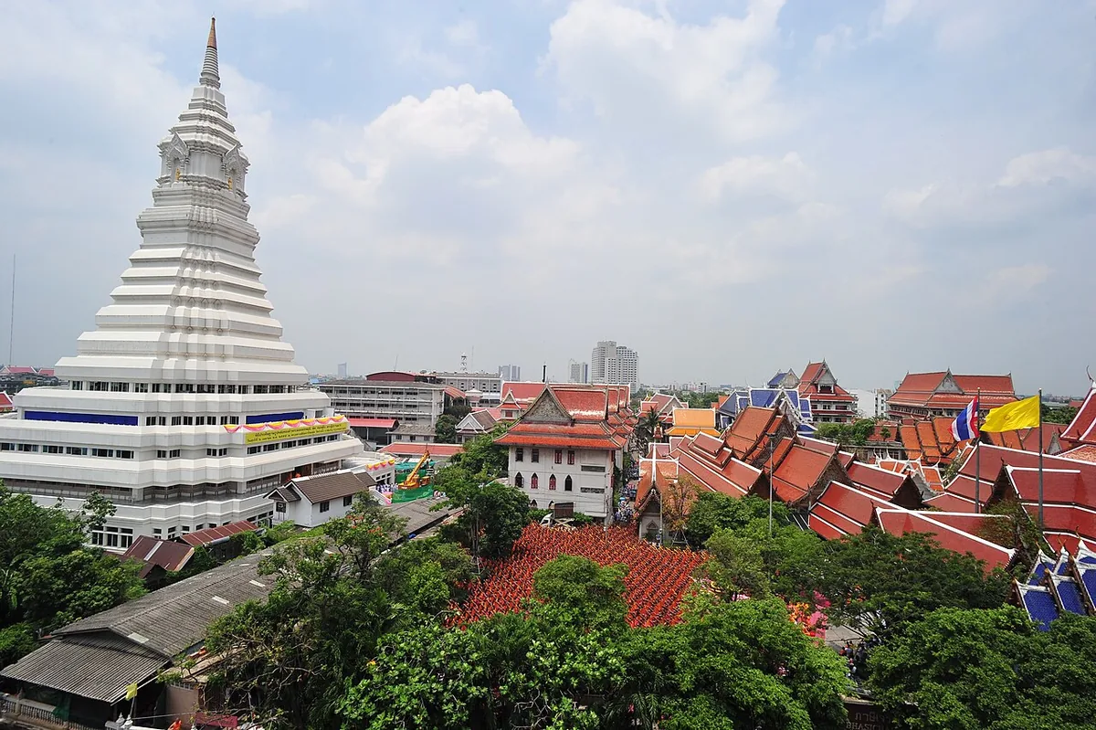 Wat Paknam Bhasicharoen — Wikimedia Commons image